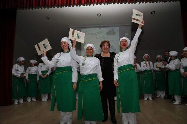 Konak’ta Kadın Kursiyerler Sertifikalarını Aldı