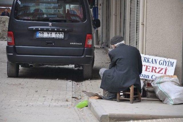 52 Senedir Çıra Satarak Geçiniyor