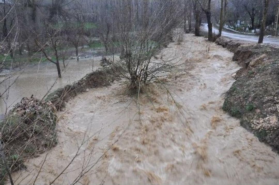 Karaman&rsquo;da Şiddetli R&uuml;zgar Ve Sağanak Yağış Etkili Oluyor