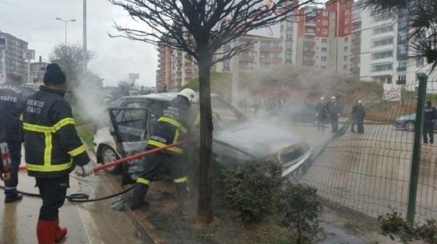 Lpg'li Otomobil Seyir Halindeyken Alev Alıp Yandı