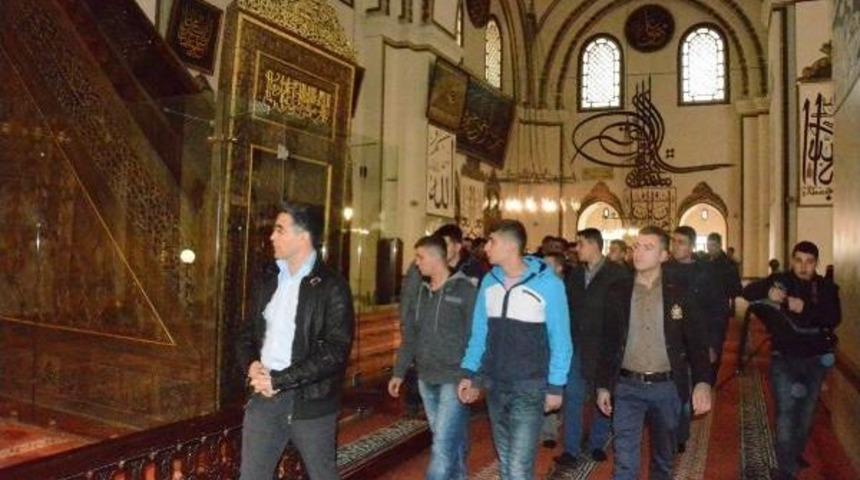 Askerler &Ccedil;arşı Izninde Tarihi Mekanları Gezdi