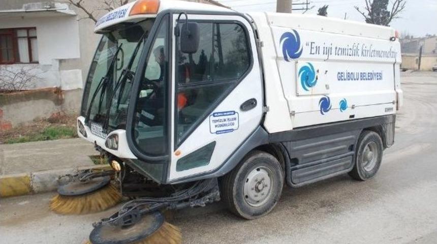 Gelibolu Belediyesi&rsquo;ne İş Makinesi Hibe Edildi