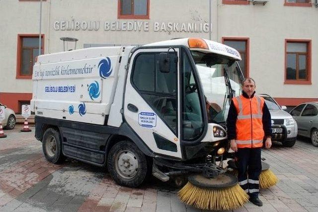 Gelibolu Belediyesi’ne İş Makinesi Hibe Edildi