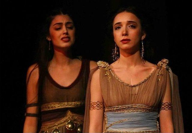 Dünya Tiyatrolar Günü ’antigone’ İle Kutlandı