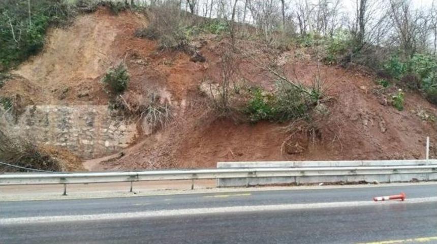 Ak&ccedil;akoca Yolunda Yine Heyelan