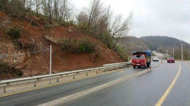 Akçakoca Yolunda Yine Heyelan