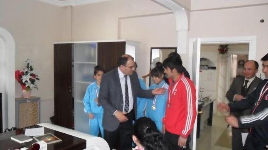 Yunak&rsquo;ta Başarılı Halterci &Ouml;ğrencilere &Ouml;d&uuml;l