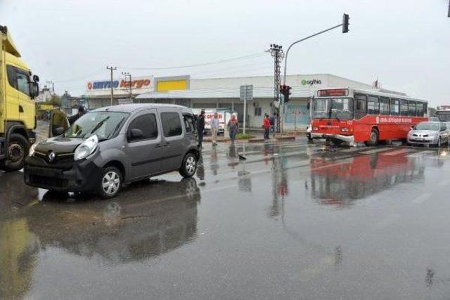 Belediye Otobüsü Ekip Otomobiline Çarptı; 2 Polis Yaralandı