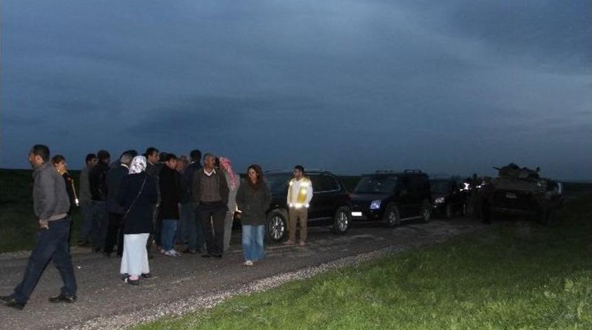 İki Aile Otomatik Silahlarla &Ccedil;atıştı: 2 &Ouml;l&uuml;, 10 Yaralı