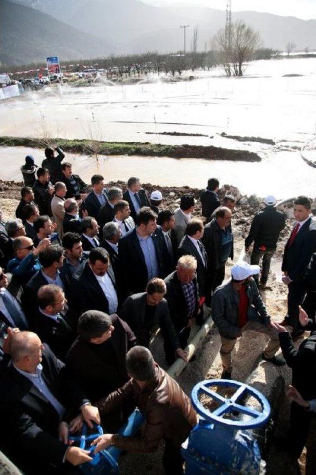 Bakan Çavuşoğlu, Sular Altındaki Elmalı'da Sulama Sistemi Açtı