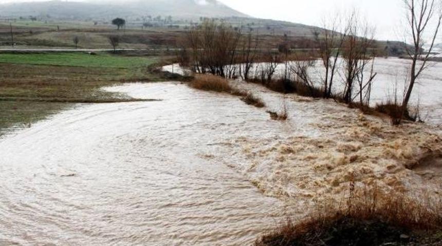 Aralıksız Yağmur Burdur'da Sele Neden Oldu