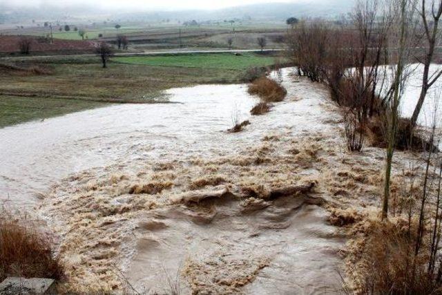 Aralıksız Yağmur Burdur'da Sele Neden Oldu