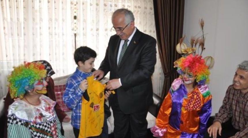 Vali Tuna'dan 8 Yaşındaki Emir'e Imzalı Eskişehirspor Forması