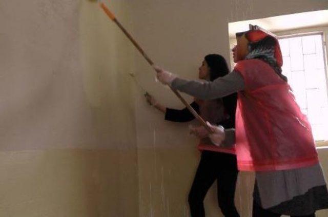 Üniversite Öğrencileri Köy Okullarını Boyadı