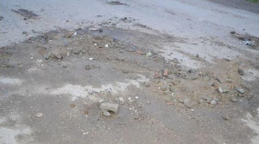 Bozuk Yol Yapılmayınca &Ccedil;ukurları Kendi İmkanlarıyla Kapattılar