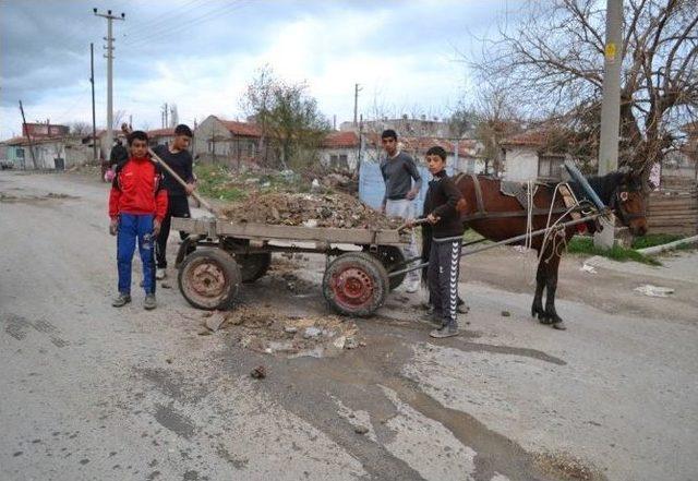 Bozuk Yol Yapılmayınca Çukurları Kendi İmkanlarıyla Kapattılar