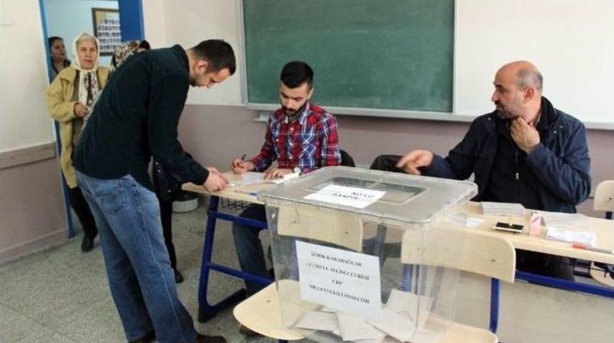 İzmir&rsquo;de &Ouml;n Se&ccedil;im Başladı