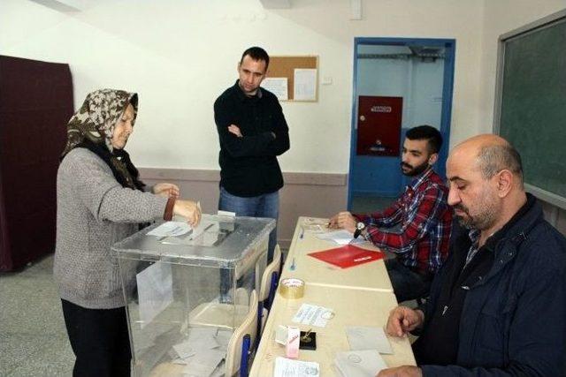 İzmir’de Ön Seçim Başladı