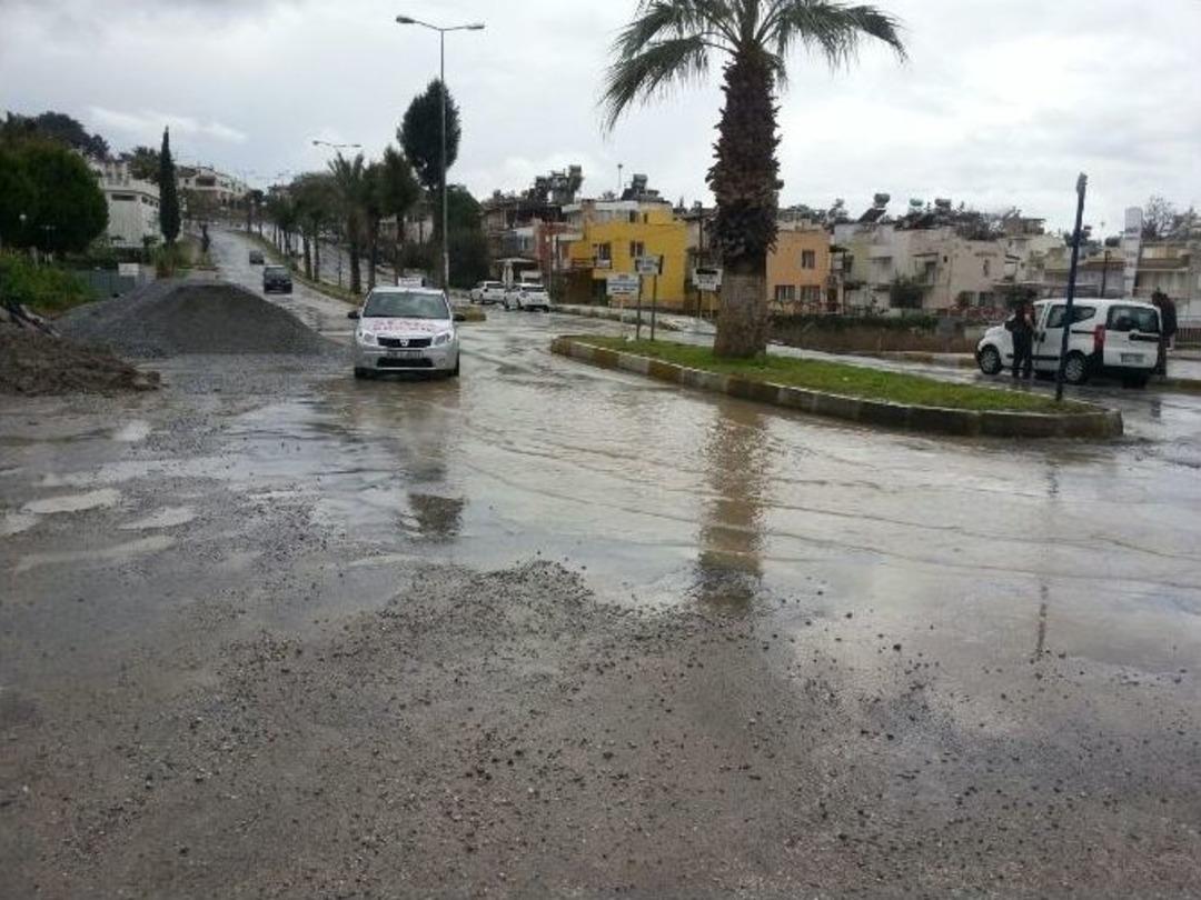 Kuşadası&rsquo;nda Sağanak Yağmur Ve Fırtına
