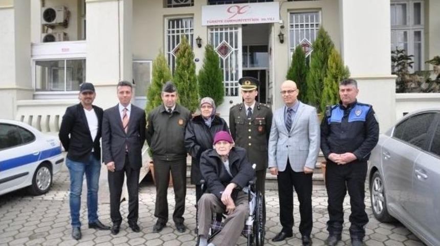 Mavi Kapaklar Kore Gazisine Tekerlekli Sandalye Oldu