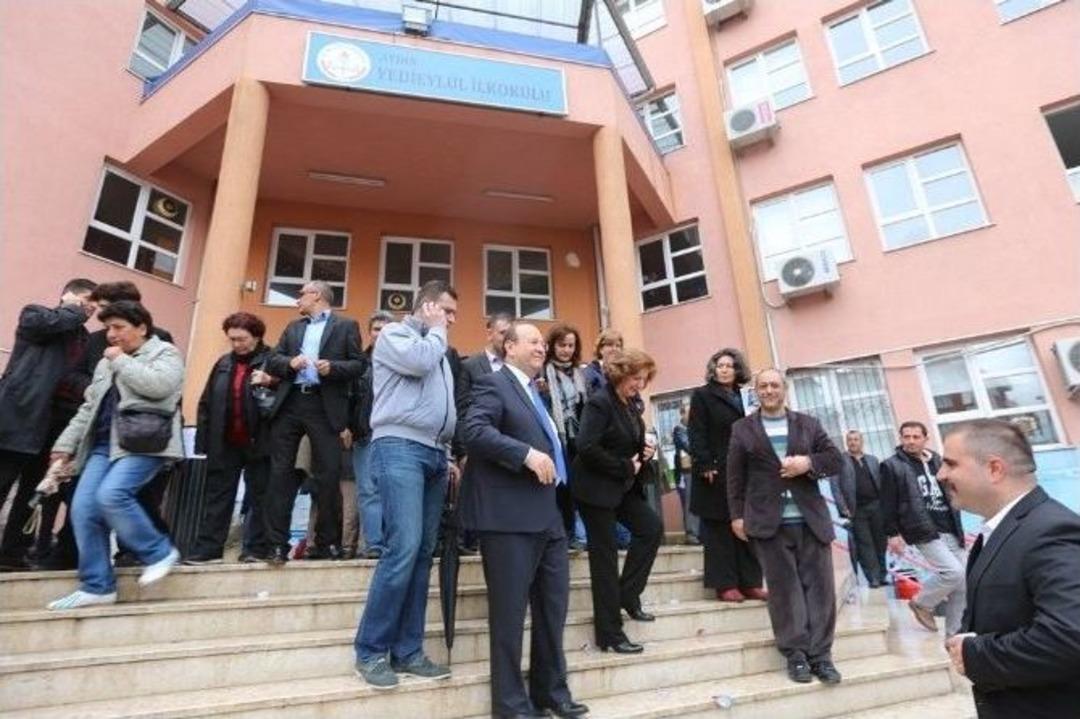 &Ouml;zakcan; "&uuml;lke Genelinde Demokrasinin &rsquo;d&rsquo;sindeyiz"