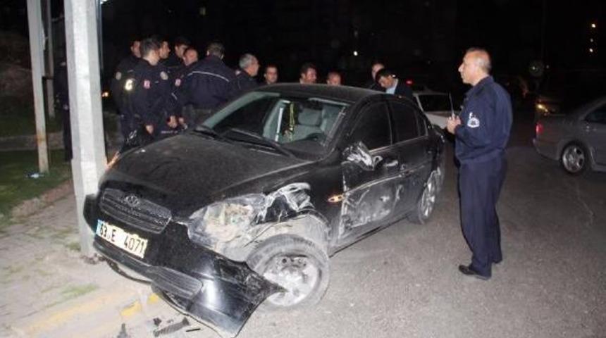 Polis Midib&uuml;s&uuml;ne &Ccedil;arpan Otomobilin S&uuml;r&uuml;c&uuml;s&uuml; Yaralandı