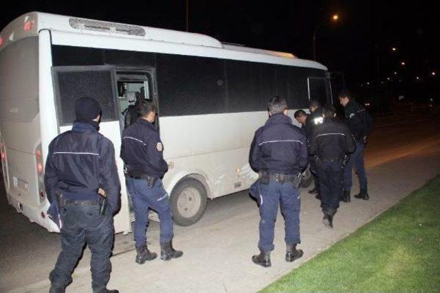 Polis Midibüsüne Çarpan Otomobilin Sürücüsü Yaralandı