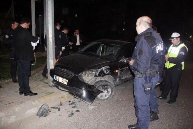 Polis Midibüsüne Çarpan Otomobilin Sürücüsü Yaralandı