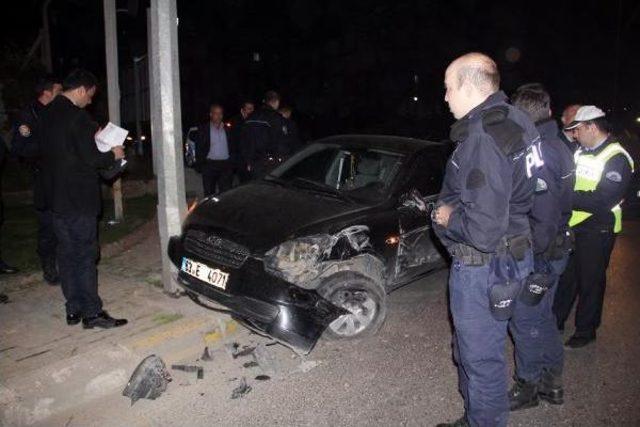 Polis Midibüsüne Çarpan Otomobilin Sürücüsü Yaralandı