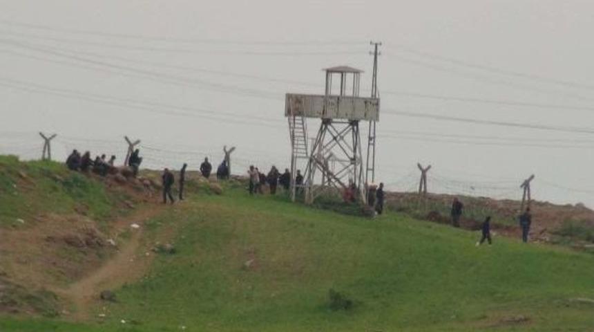 Işid T&uuml;rkiye Sınırına Bayrak Dikti