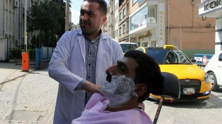 Berberler Pazar G&uuml;n&uuml; &Ccedil;alışma Yasağını Sokakta Tıraş Yaparak Protesto Etti