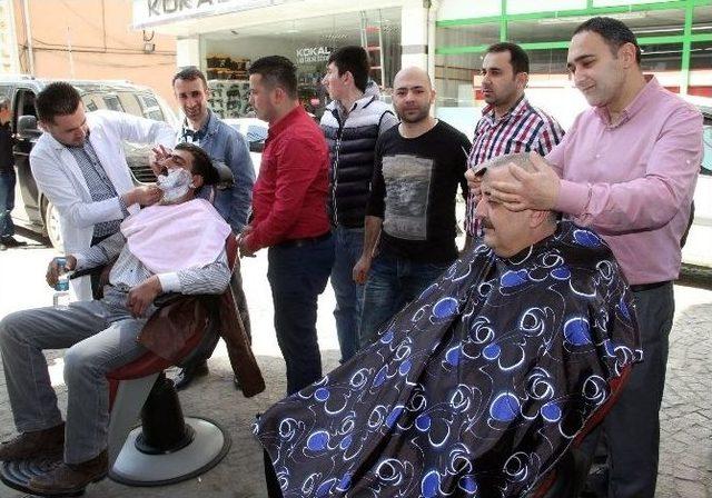 Berberler Pazar Günü Çalışma Yasağını Sokakta Tıraş Yaparak Protesto Etti