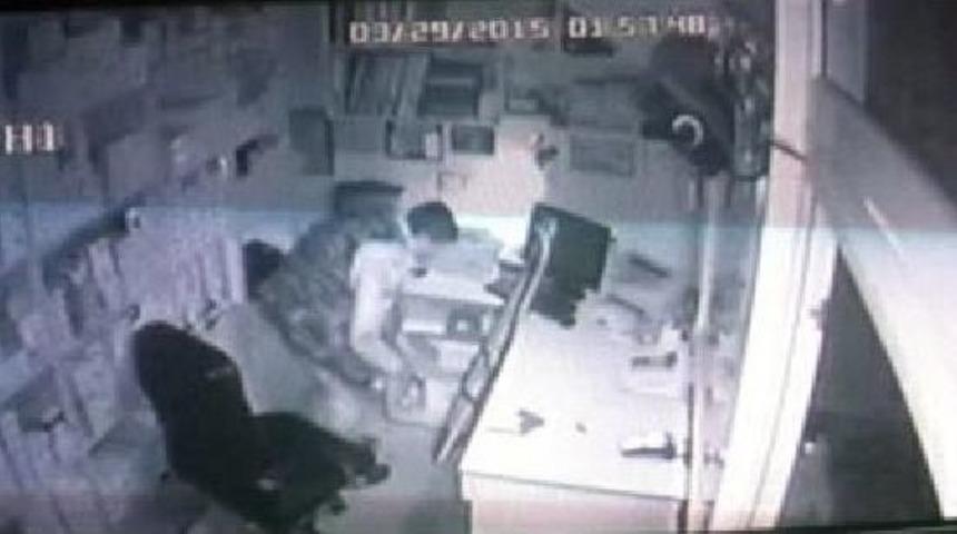 Hırsızlık Anı G&uuml;venlik Kamerasında