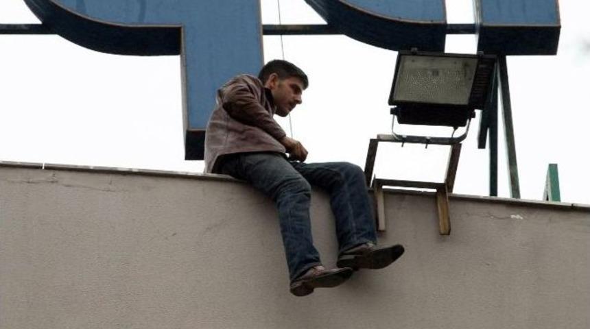 Alışveriş Merkezinin &Ccedil;atısında İntihara Kalkıştı