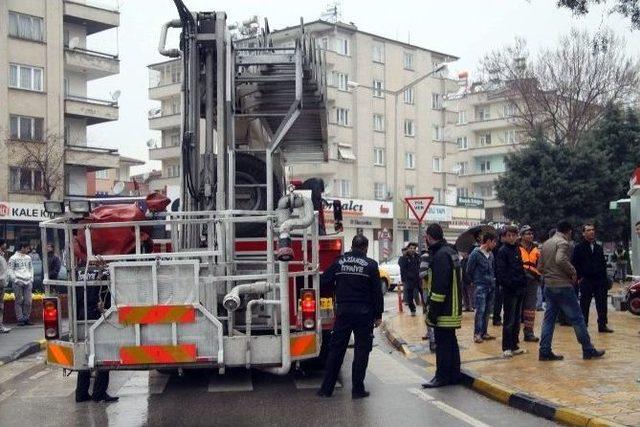 Alışveriş Merkezinin Çatısında İntihara Kalkıştı