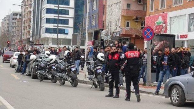 Batman Valiliği Önünde Şüpheli Çanta Polisi Harekete Geçirdi