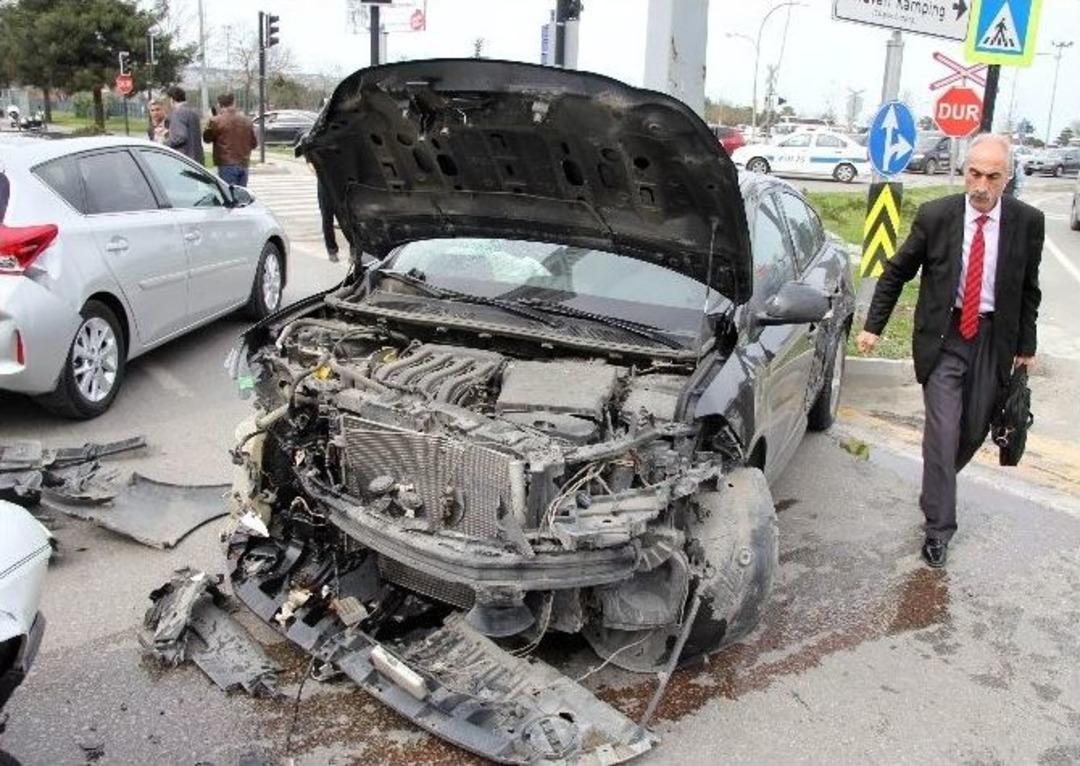 Bakan Kılı&ccedil;&rsquo;ın Konvoyunda Kaza: 2&rsquo;si Polis 5 Yaralı
