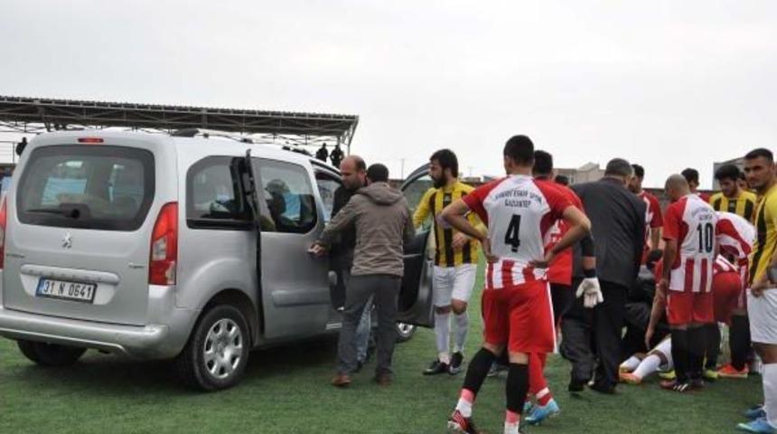Sakatlanan Futbolcu Sahaya Giren Ara&ccedil;la Hastaneye G&ouml;t&uuml;r&uuml;ld&uuml;