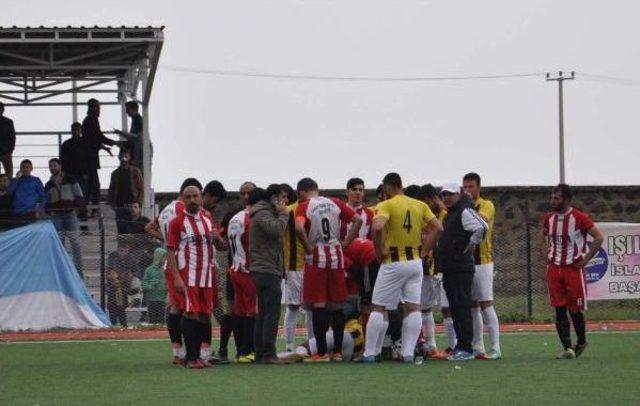 Sakatlanan Futbolcu Sahaya Giren Araçla Hastaneye Götürüldü