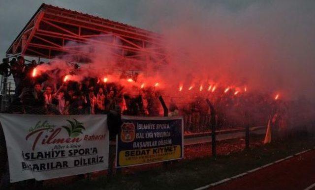 Sakatlanan Futbolcu Sahaya Giren Araçla Hastaneye Götürüldü