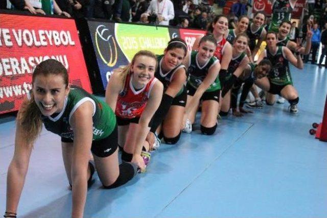 Bursa Büyükşehir Belediyespor Altın Setle Finalde