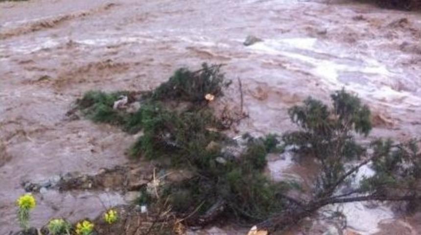 &Ccedil;orum&rsquo;da Dere Taştı 2 K&ouml;yle Ulaşım Kesildi