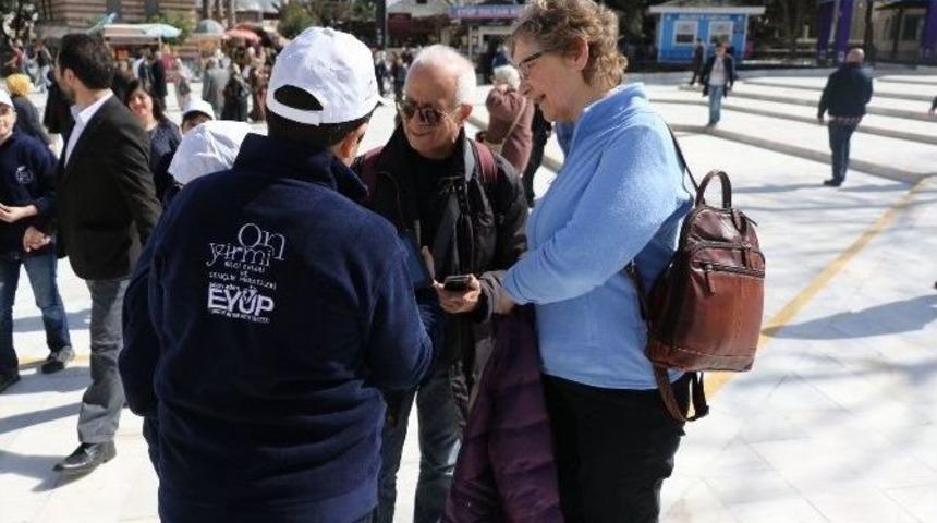 Ey&uuml;pl&uuml; &Ouml;ğrenciler, Turistlere Rehberlik Yapıyor
