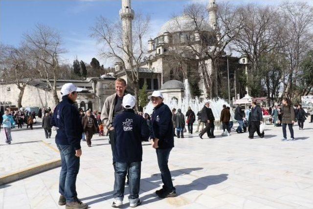 Eyüplü Öğrenciler, Turistlere Rehberlik Yapıyor