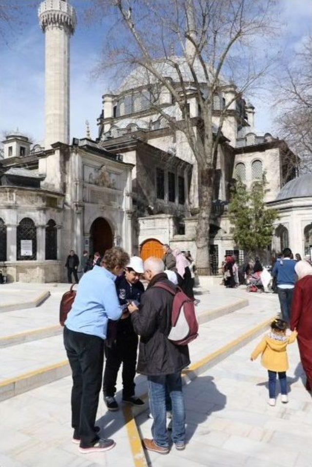 Eyüplü Öğrenciler, Turistlere Rehberlik Yapıyor