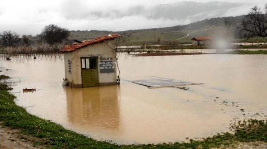 Meyve Bah&ccedil;elerini Su Bastı