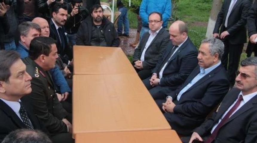 B&uuml;lent Arın&ccedil;, Yakınının Cenazesi I&ccedil;in Manisa'ya Geldi