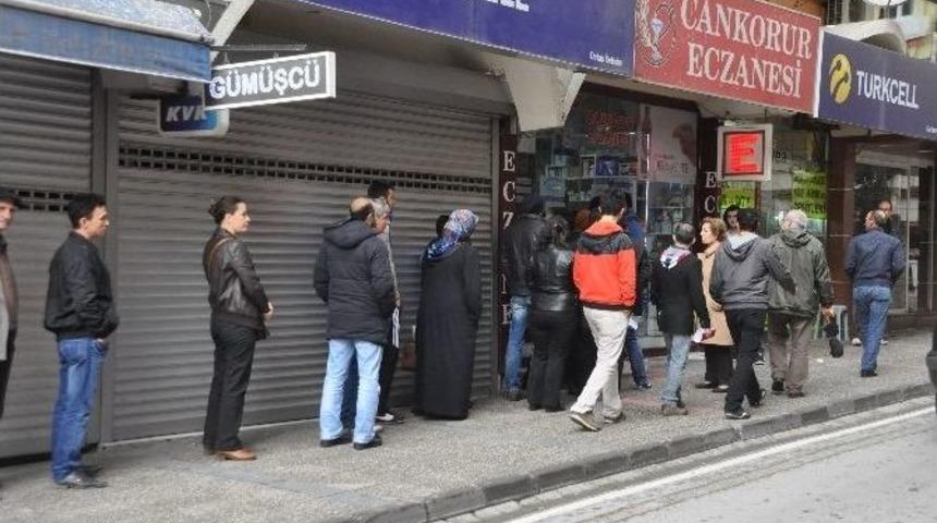 (&ouml;zel Haber) Ekmek Kuyruğu Değil, Eczane Kuyruğu