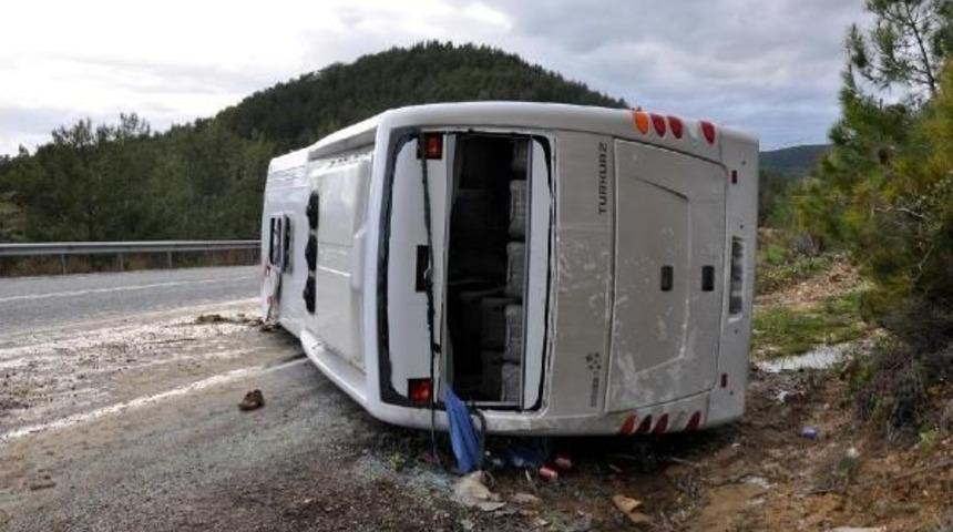 Antalya'da Tur Midib&uuml;s&uuml; Devrildi: 1 &Ouml;l&uuml;, 19 Yaralı