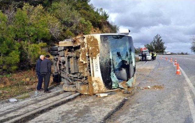 Antalya'da Tur Midibüsü Devrildi: 1 Ölü, 19 Yaralı